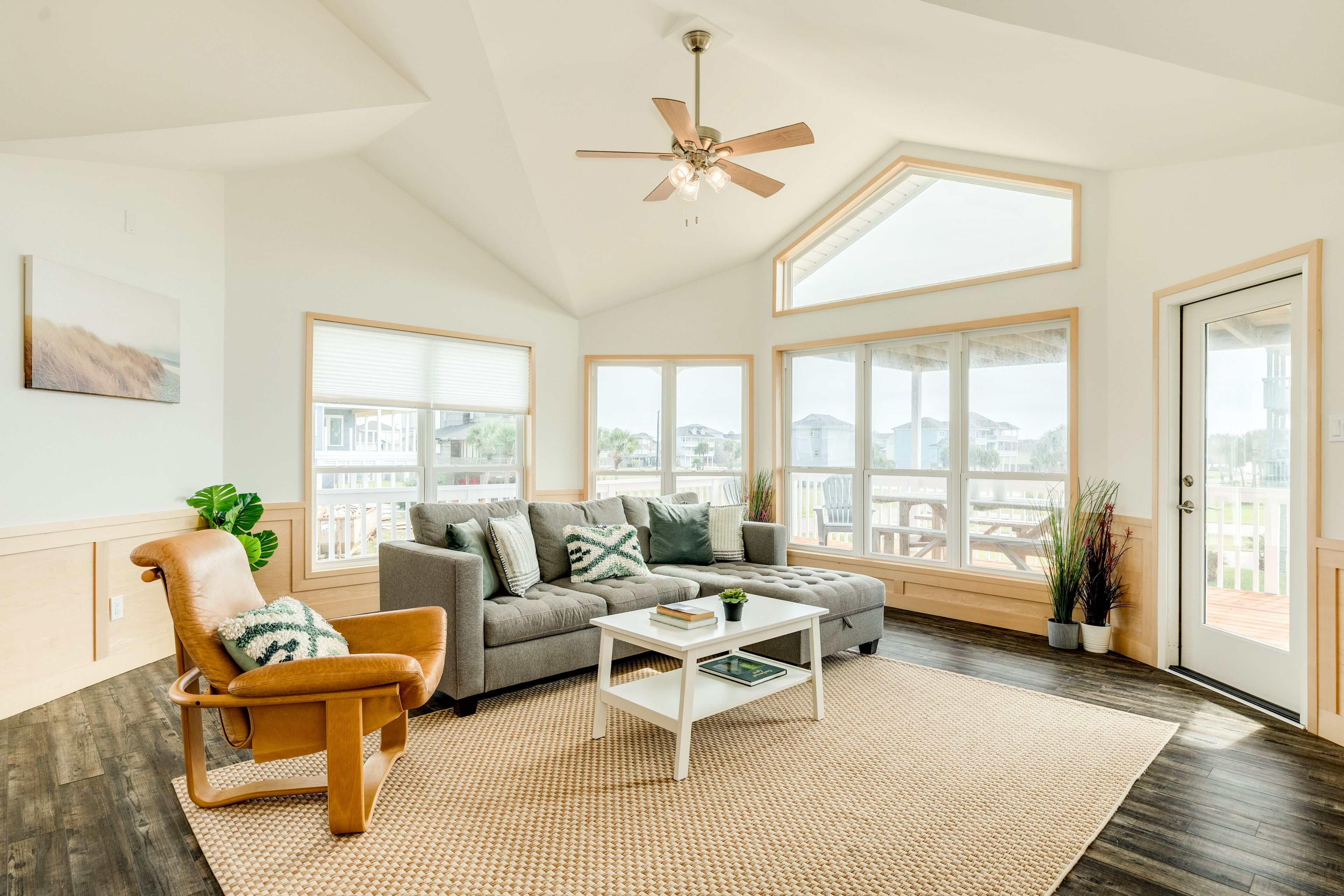 Relaxing, Updated Scandinavian-Inspired Beach House in Pirates Beach