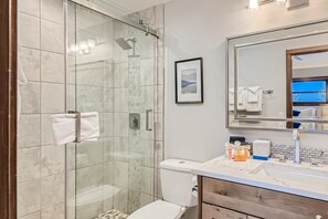 Maison en rangée, Plusieurs lits, foyer, vue sur la montagne (Rockridge Retreat) | Salle de bain | Serviettes fournies