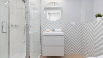 Studio, Kitchen | Bathroom | Shower, towels