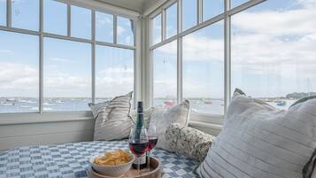 4 bedrooms, laptop workspace, bed sheets