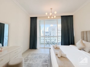 1 غرفة نوم وبديكورات فريدة لكل غرفة وطراز فريد لكل وحدة ومكواة/لوح كي