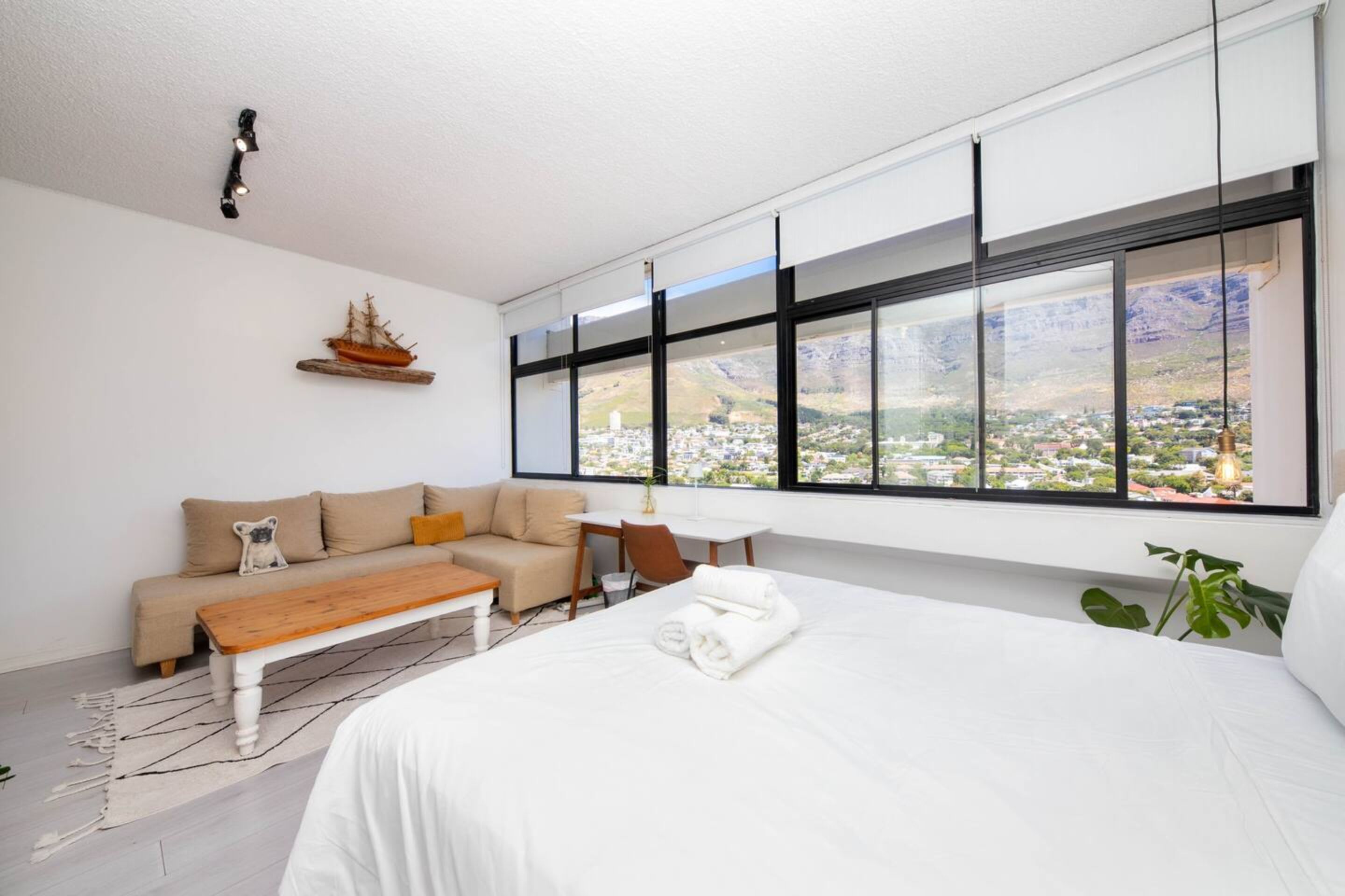 基础开间, 1 张大床和 1 张沙发床 | 笔记本电脑工作区、熨斗/熨衣板、床单