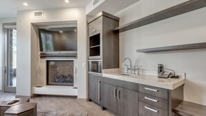 Una cocina moderna con electrodomésticos integrados, un amplio ventanal y una zona de estar.