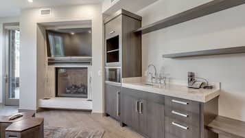 Suite, 4 Bedrooms | Interior