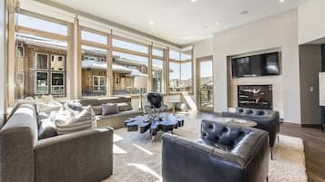 Suite, 4 Bedrooms | Living area