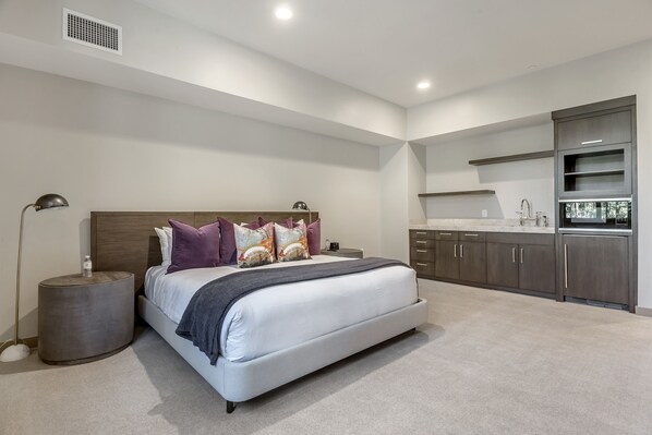 A modern bedroom with a large bed, bedside tables, and a built-in wardrobe. - Platinum Four Bedroom Suite 4 Apartment Hotel by RedAwning (Park City)