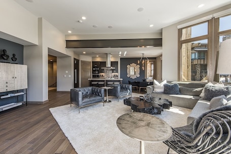 Suite, 4 Bedrooms | Living area
