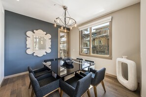 Suite, 4 kamar tidur | Tempat makan