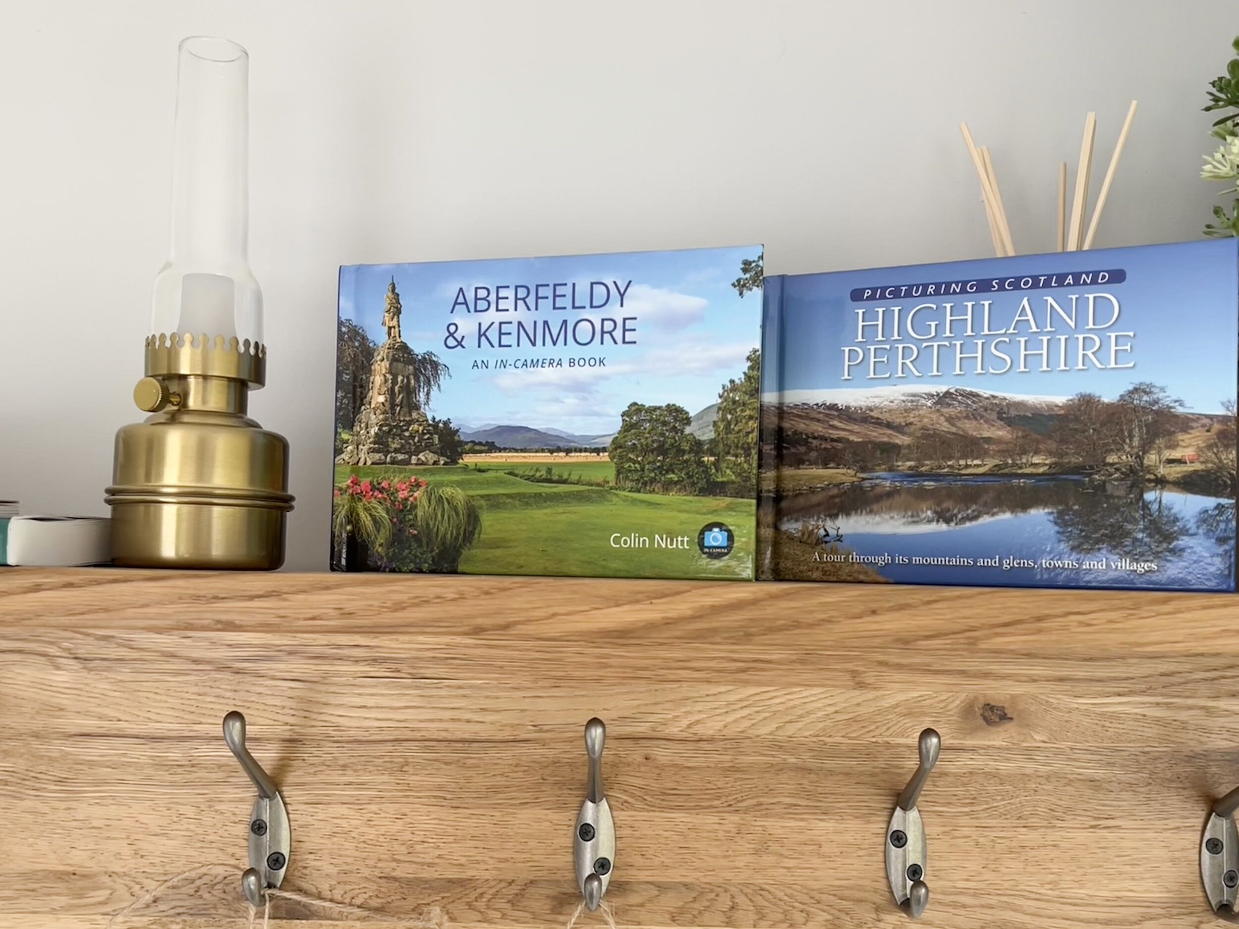 Kirjahyllyssä on kaksi kirjaa, joiden nimet ovat ’Aberfeldy & Kenmore’ ja ’Highland Perthshire’.