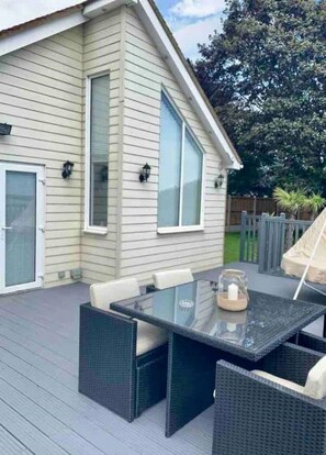 Outdoor dining - Stunning Studio House with Panoramic Sea View (Saint Osyth)