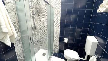 Dusche, Haartrockner, Bidet, Handtücher