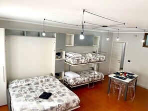 1 多间卧室、旅行婴儿床、免费 WiFi、床单