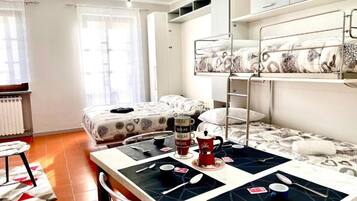 1 chambre, lit parapluie, Wi-Fi gratuit, draps fournis