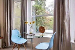 Dining - Stylish 1-bed Apartment - Heart of Tunbridge Wells (Royal Tunbridge Wells)