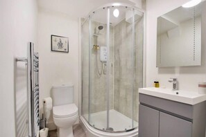 Bathroom - Stylish 1-bed Apartment - Heart of Tunbridge Wells (Royal Tunbridge Wells)