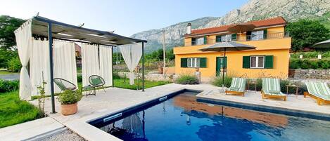 Villa (Three Bedroom Villa with Swimming Poo) | Alberca | Alberca al aire libre por temporada y sombrillas en la alberca