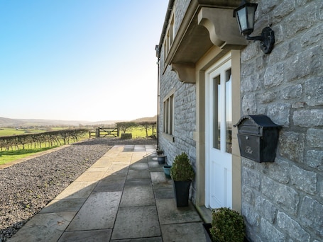 Cottage | Property grounds. Lower Cowden Farm