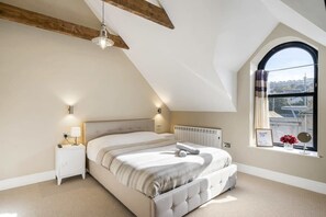 3 عدّة غرف نوم ومكواة/لوح كي وواي فاي وملاءات أسرّة