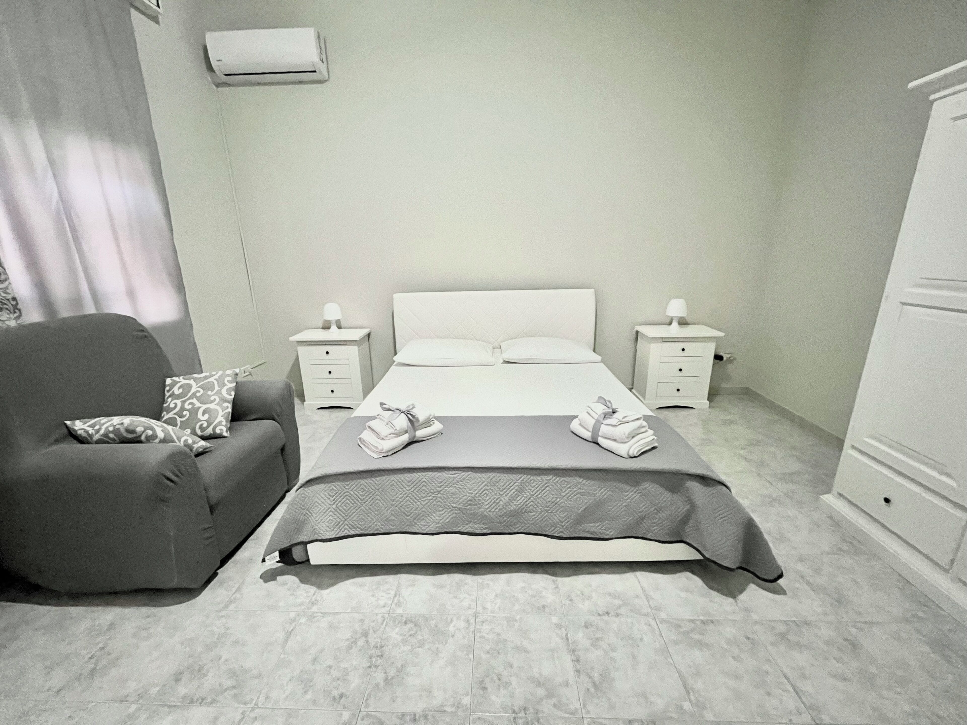 3 slaapkamers, een strijkplank/strijkijzer, gratis wifi, beddengoed