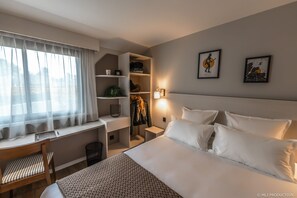 Ropa de cama de alta calidad, escritorio y cortinas blackout 