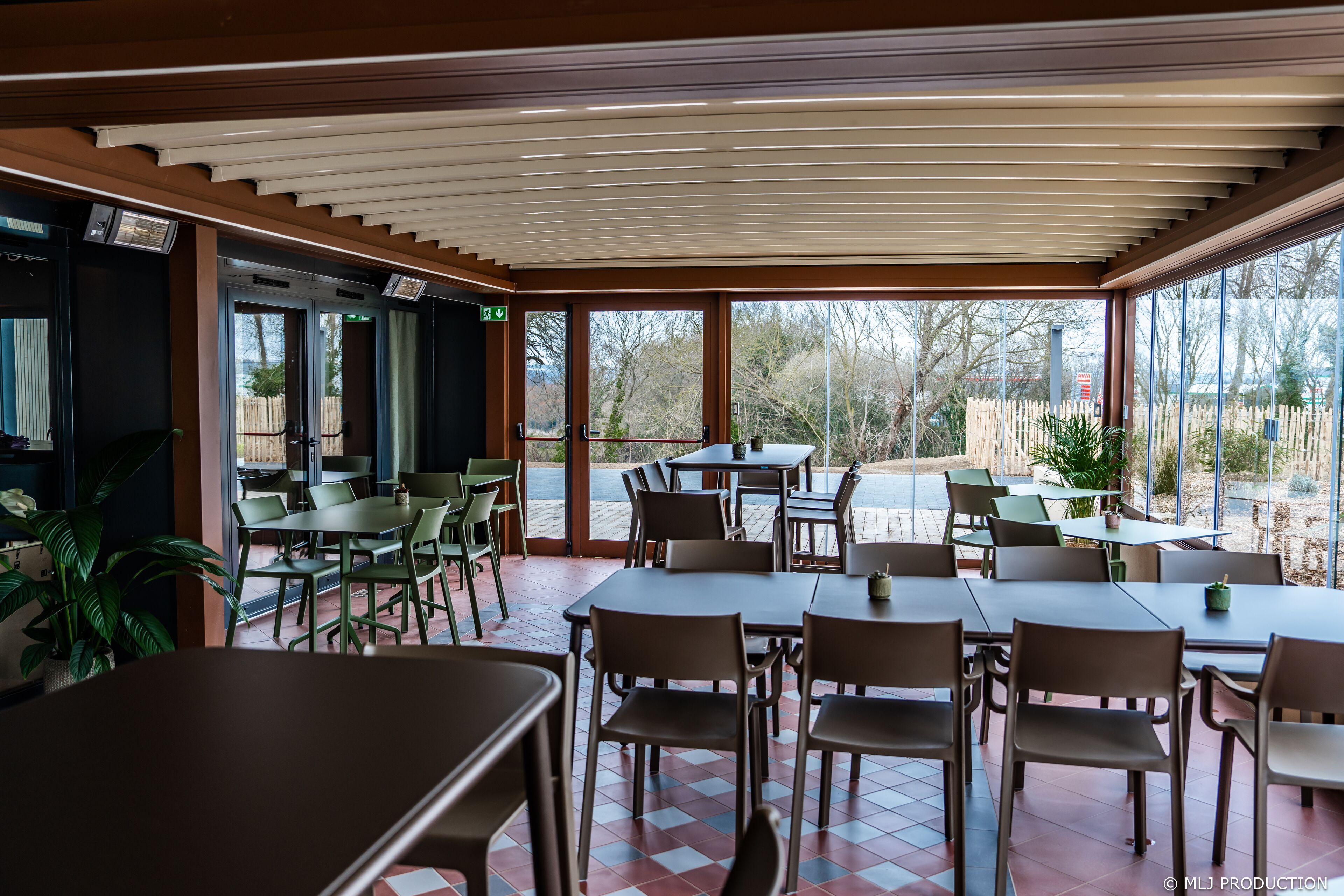 아침 식사, 점심 식사 및 저녁 식사 제공