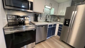 KylskÄp, mikrovÄgsugn, ugn och spishÀll