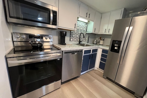 Réfrigérateur, micro-ondes, four, plaque de cuisson