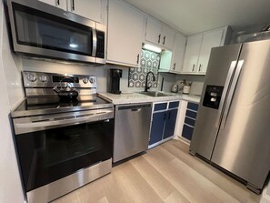 冷蔵庫、電子レンジ、オーブン、コンロ