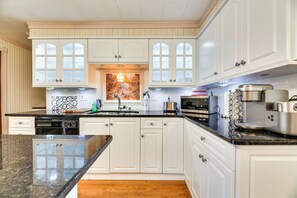 Réfrigérateur, micro-ondes, plaque de cuisson, lave-vaisselle