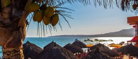 Playa en los alrededores, camastros y toallas de playa