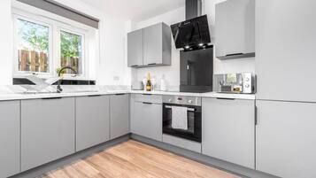 Geladeira, micro-ondas, fogão, cooktop