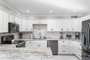 Frigorifero, microonde, forno, piano cottura