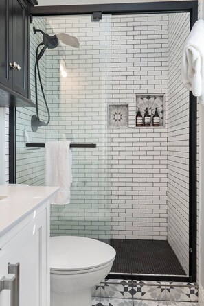 Combined shower/tub, hair dryer, towels