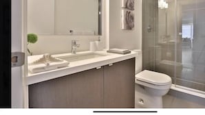 Badekar, hårføner, håndklær og såpe