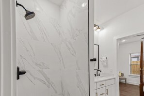 Suihku, hiustenkuivaaja, pyyhkeet, sampoo