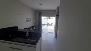 Chalet | Private kitchen | Fridge, microwave, cookware/dishes/utensils, cleaning supplies - Joais do Nordeste (Touros)