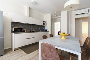 冷蔵庫、電子レンジ、オーブン、コンロ