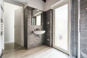 Shower, hair dryer, bidet, towels