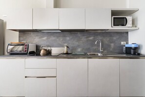 Kühlschrank, Mikrowelle, Ofen, Herdplatte