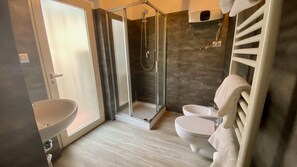 Doccia, asciugacapelli, bidet, asciugamani