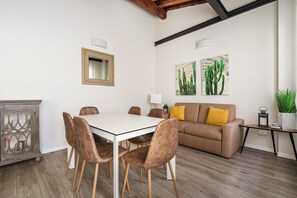 Interior - Corso Terzo - Three Bedroom Apartment, Sleeps 6 (Firenze)