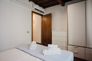 1 habitación, tabla de planchar con plancha, wifi gratis y ropa de cama 