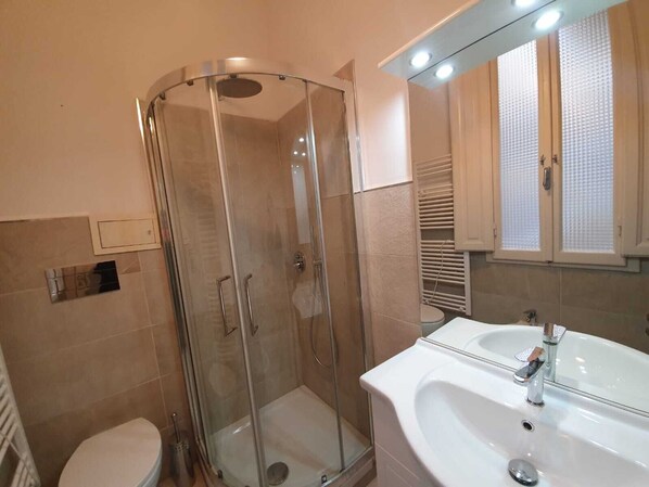Dusche, Haartrockner, Bidet, Handtücher
