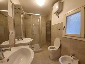 Shower, hair dryer, bidet, towels - Ambrogio Apartment - Three Bedroom Apartment, Sleeps 6 (Firenze)
