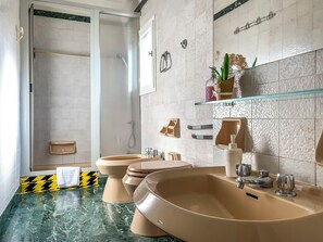Douche, articles de toilette gratuits, sèche-cheveux, bidet