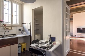 Réfrigérateur, micro-ondes, four, plaque de cuisson