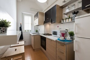 Kylskåp, mikrovågsugn, ugn och spishäll