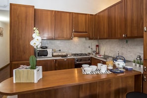 Fridge, microwave, oven, stovetop - Proconsolo - Two Bedroom Apartment, Sleeps 4 (Firenze)