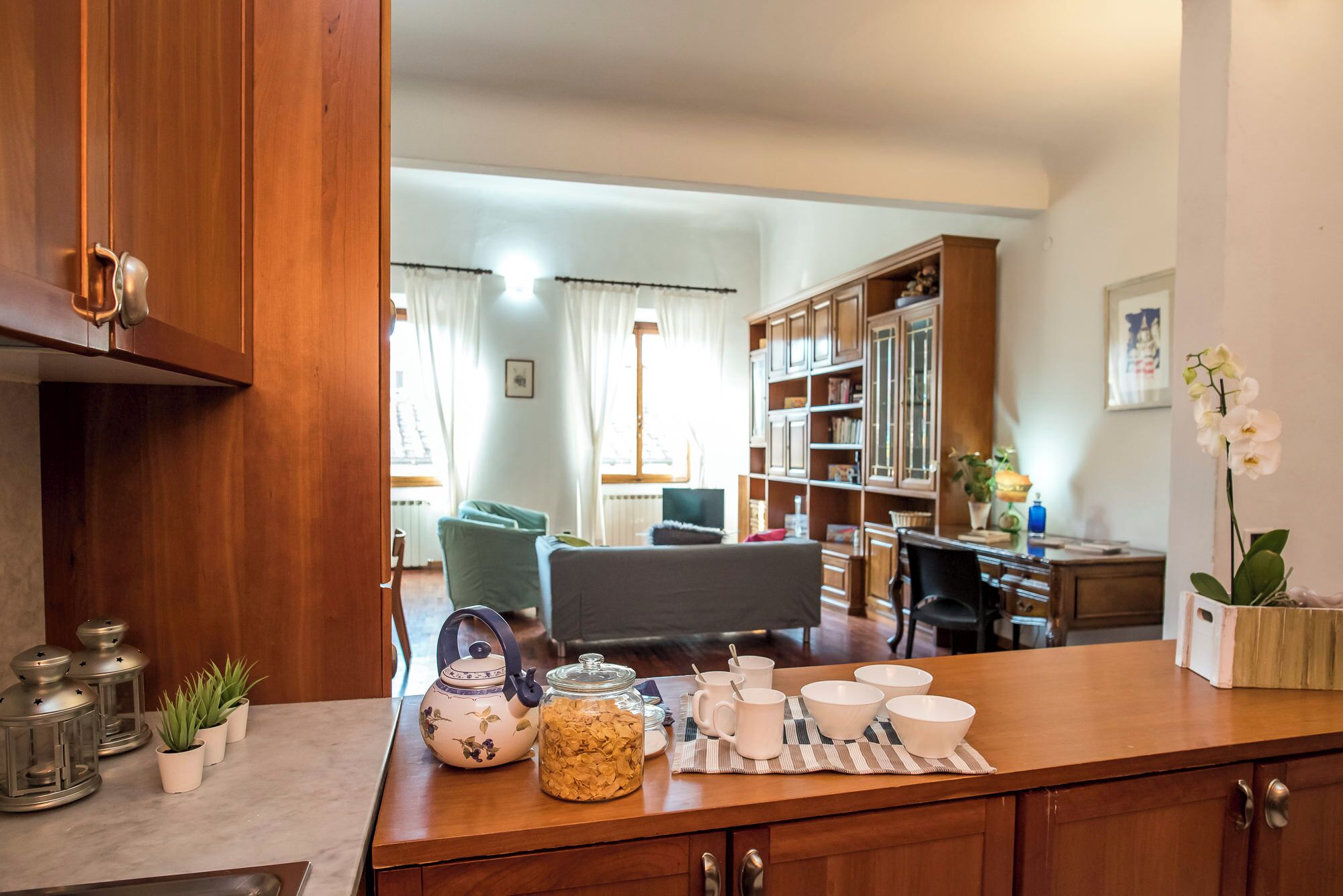 Een gezellige woonkamer met een houten salontafel, een bank en een boekenkast.
