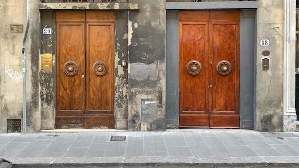 Two wooden double doors with round knobs, numbered 20 and 18, on a weathered building facade. - Proconsolo - Two Bedroom Apartment, Sleeps 4 (Firenze)